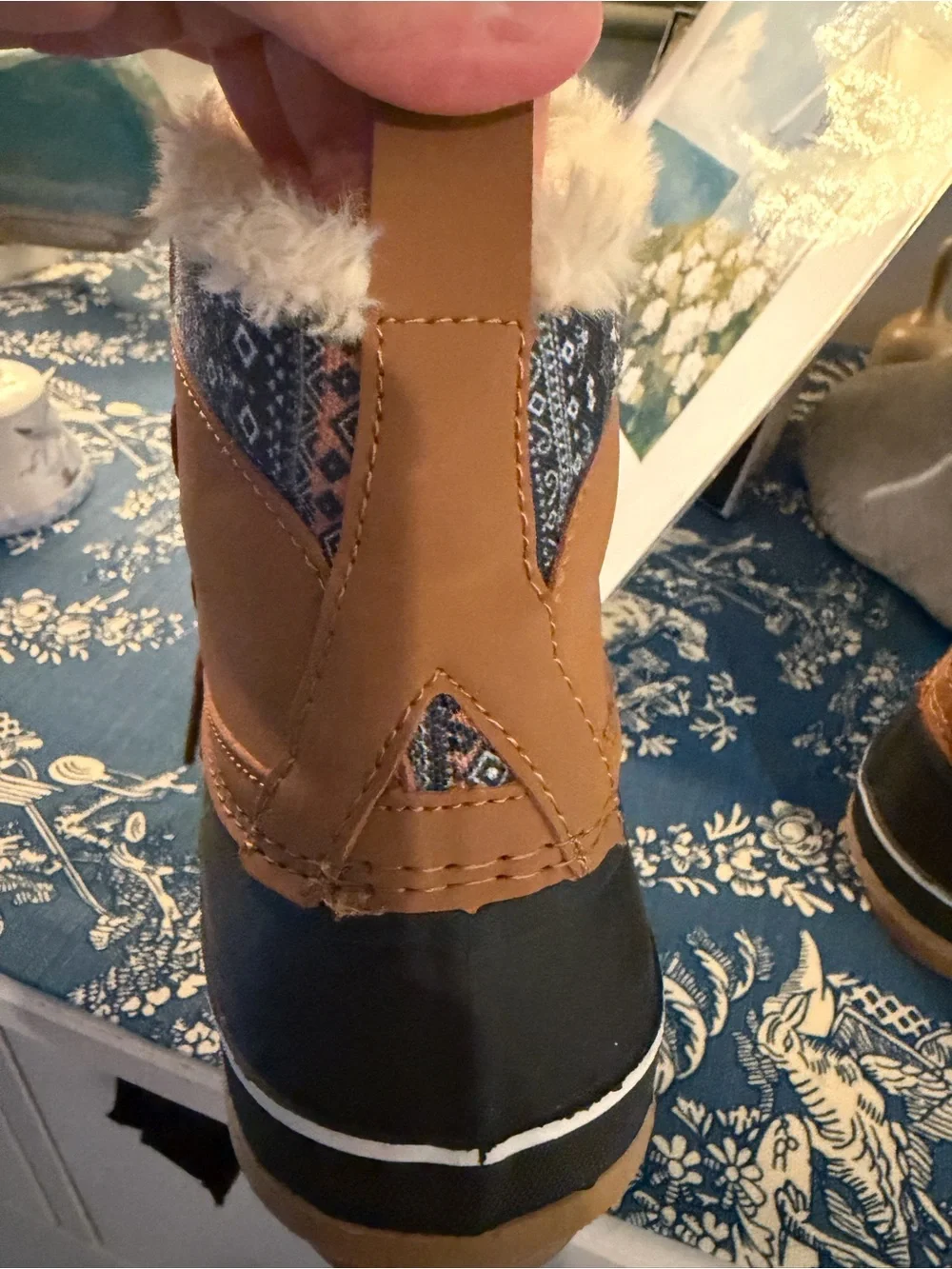 Khombu tan lace